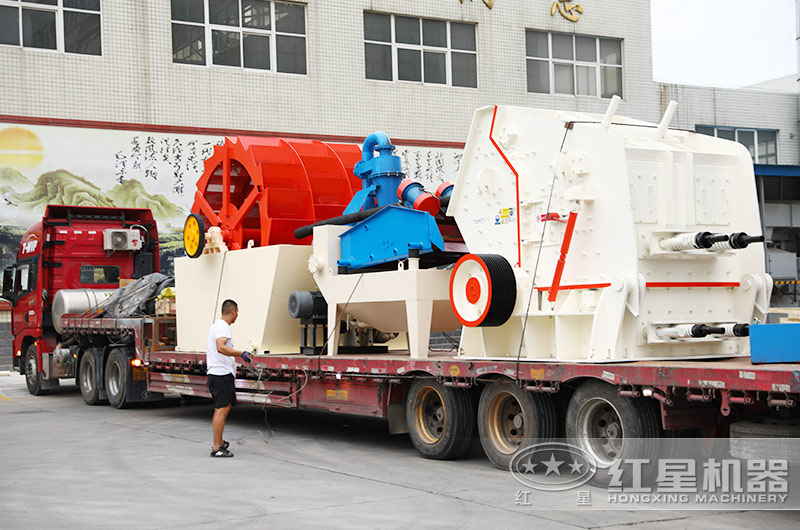 司機師傅打包洗砂機、細沙回收一體機準備發(fā)往安徽現(xiàn)場