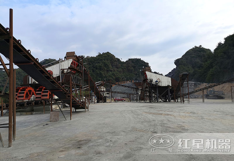 方案三配置現(xiàn)場：破碎機(jī)+制砂機(jī)+洗砂機(jī)，費用80萬以上
